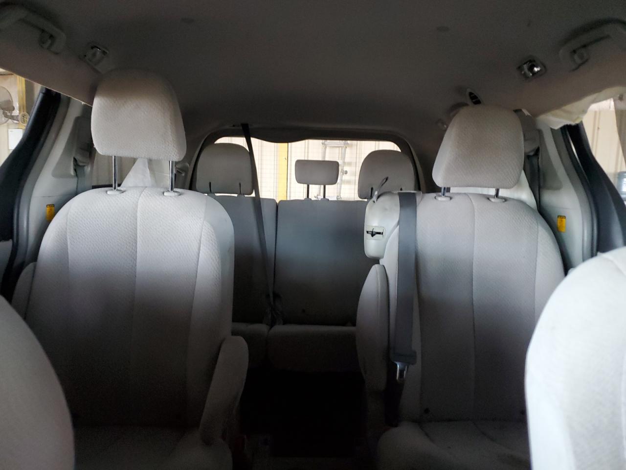 2012 Toyota Sienna - Image 10