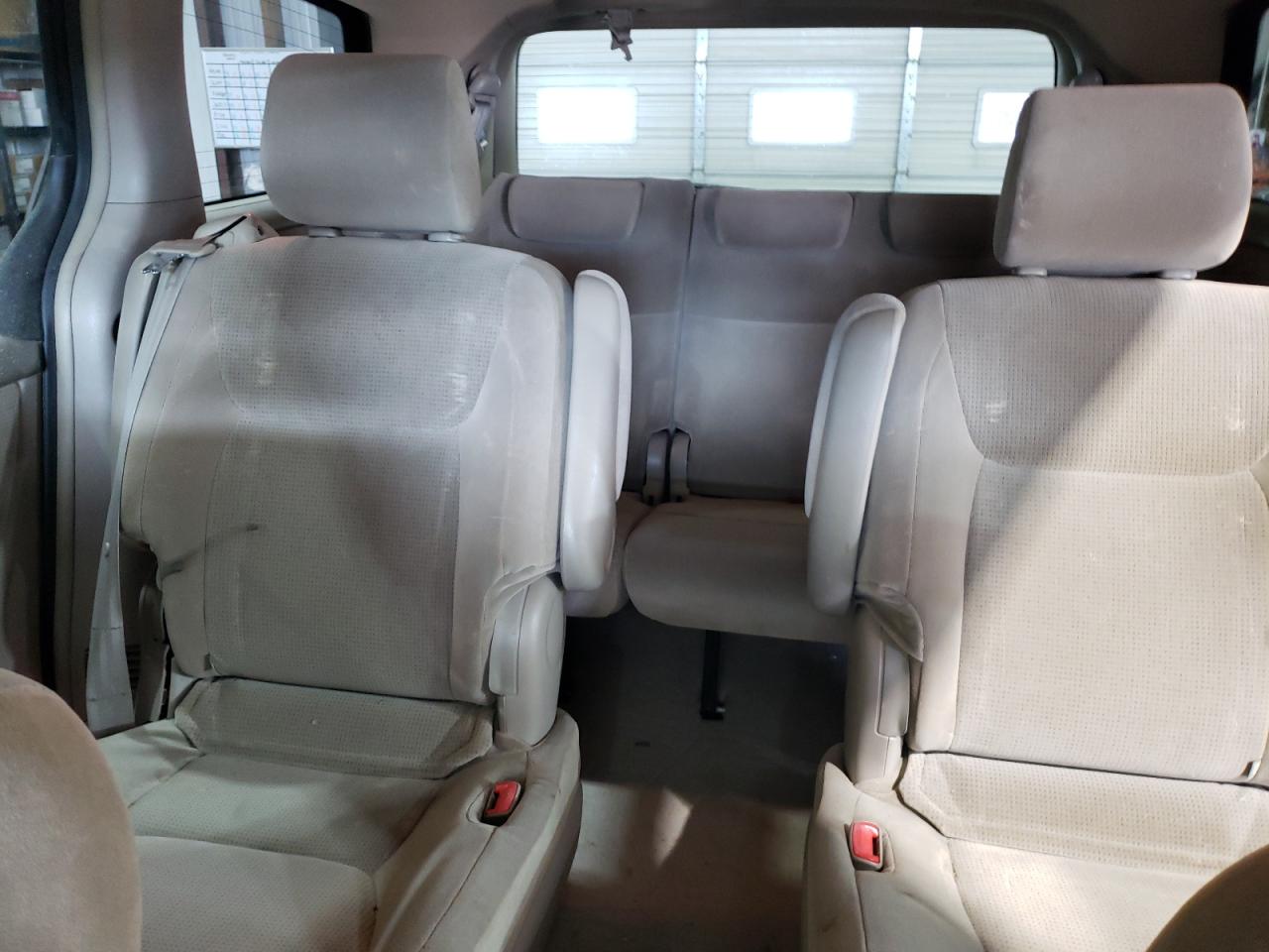 2004 Toyota Sienna - Image 10
