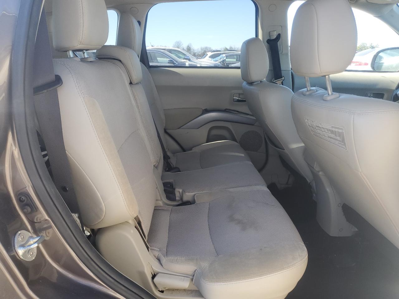 2012 Mitsubishi Outlander - Image 11