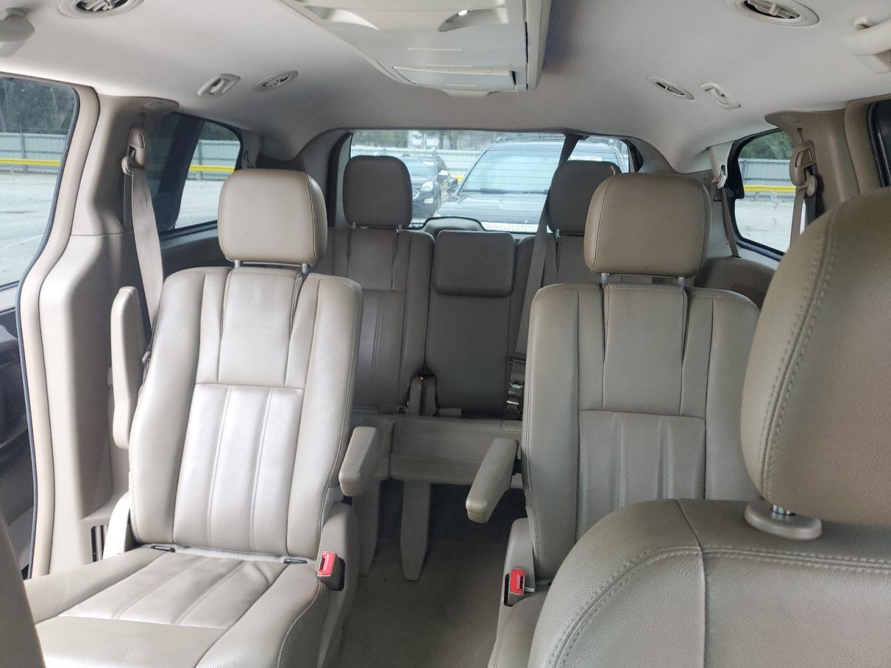 2016 Chrysler Town & Country - Image 10