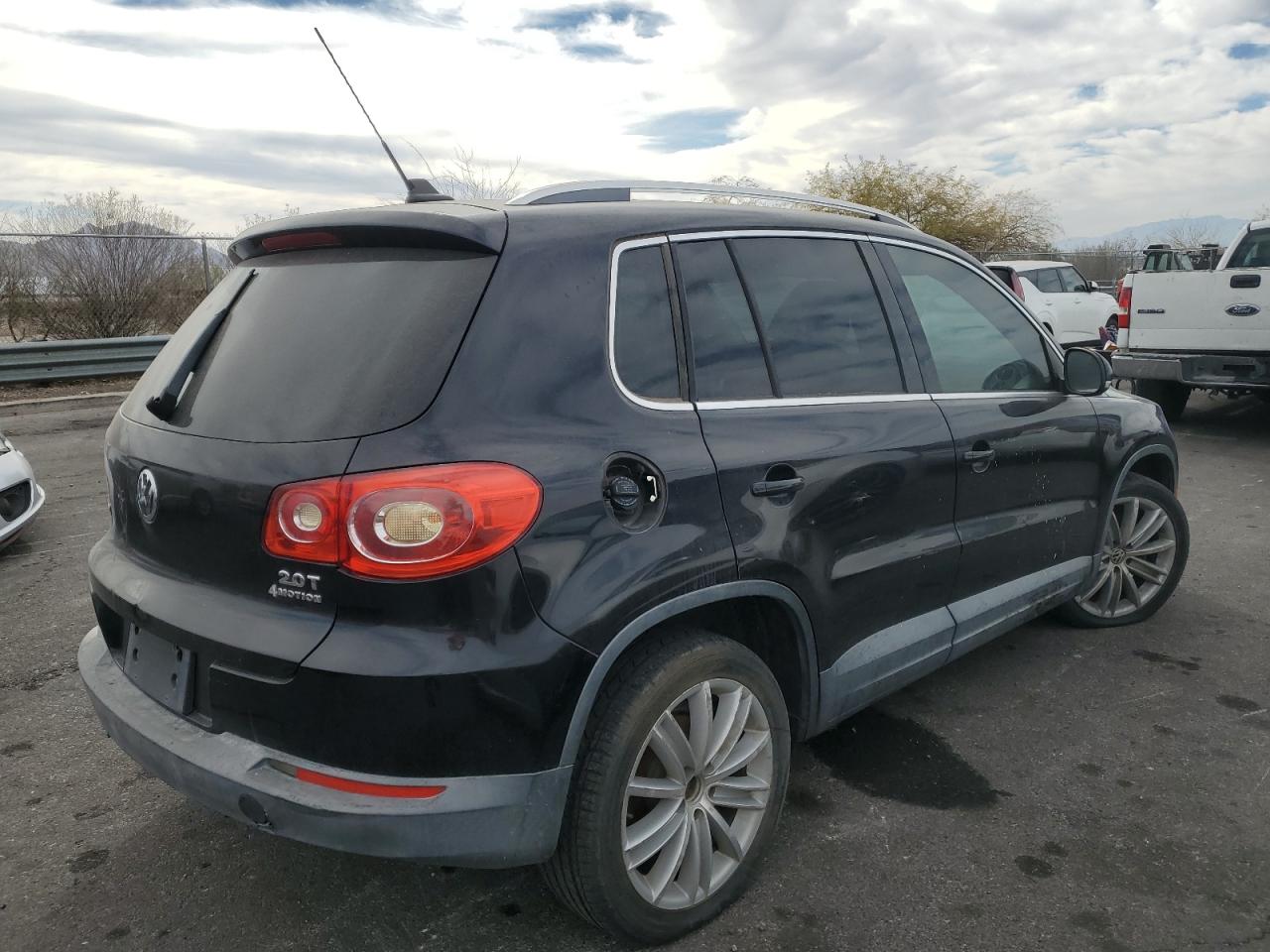 2010 Volkswagen Tiguan - Image 3