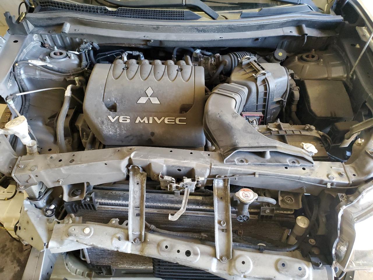 2014 Mitsubishi Outlander - Image 12