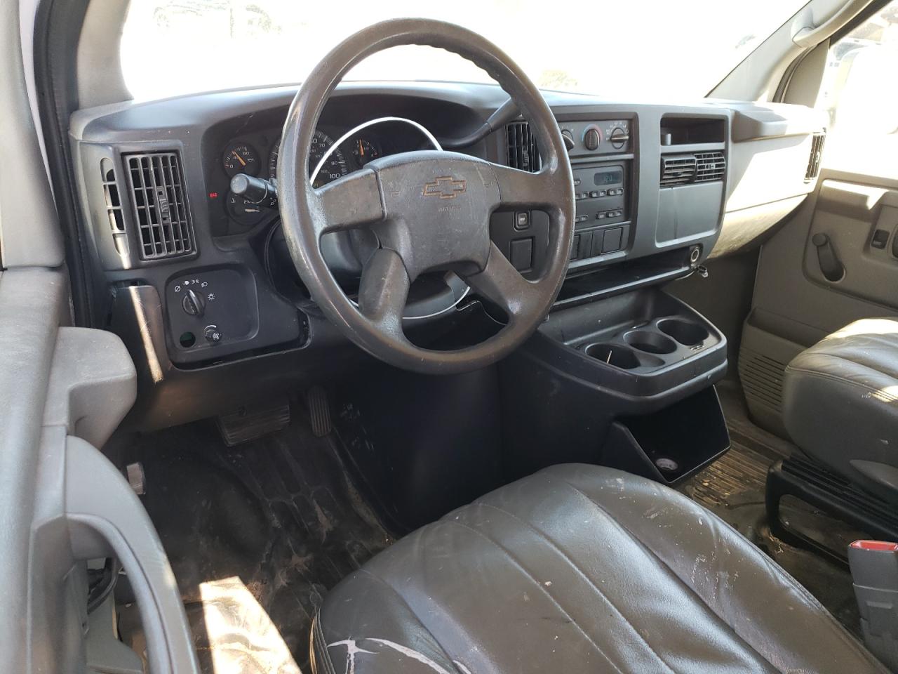 2005 Chevrolet Express - Image 8