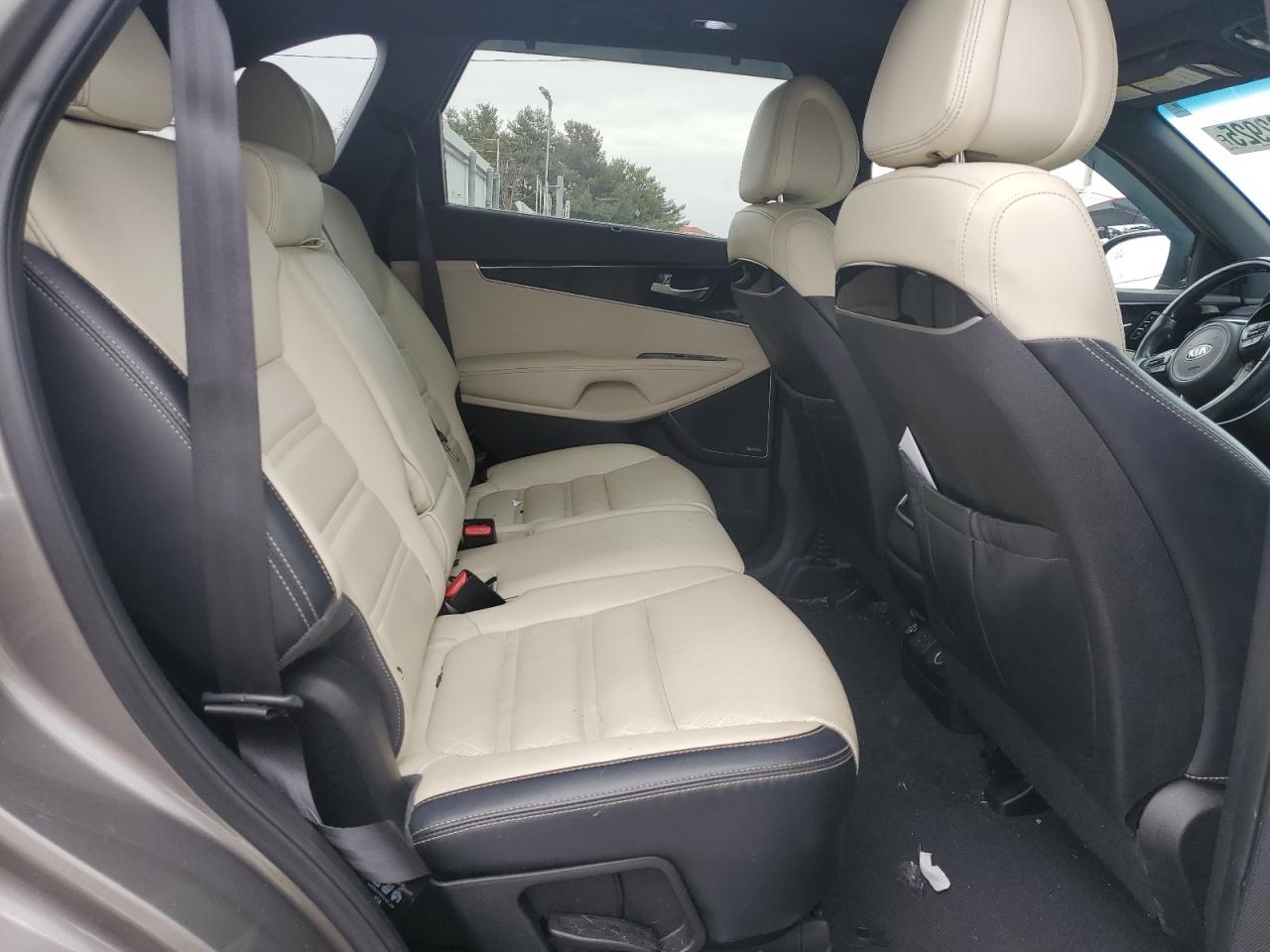 2016 Kia Sorento - Image 11