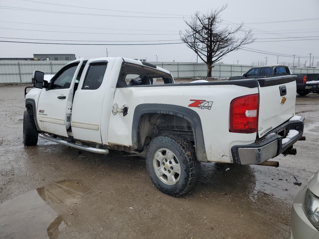 2009 Chevrolet Silverado - Image 2