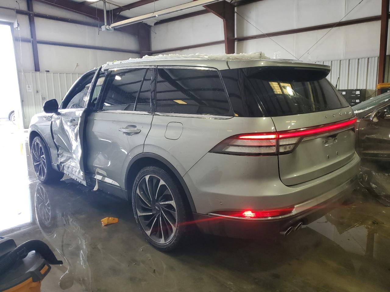 2020 Lincoln Aviator - Image 2