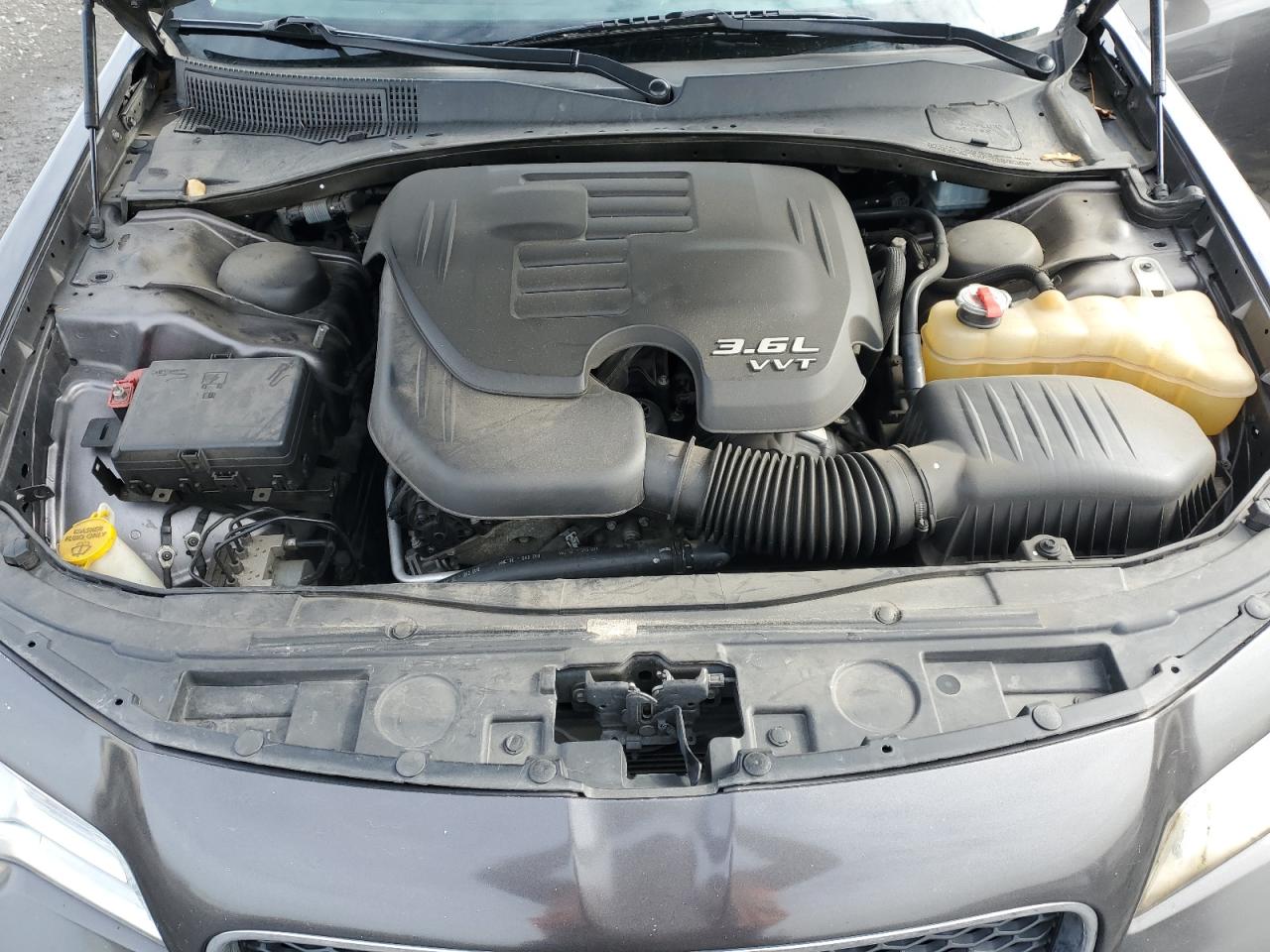 2016 Chrysler 300 - Image 11