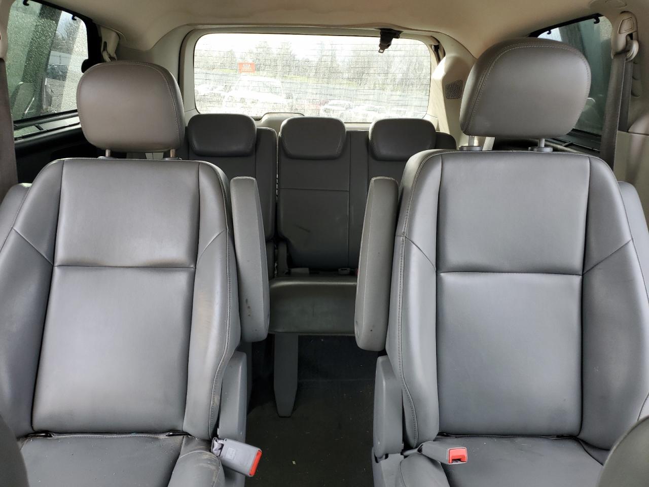 2010 Volkswagen Routan - Image 10
