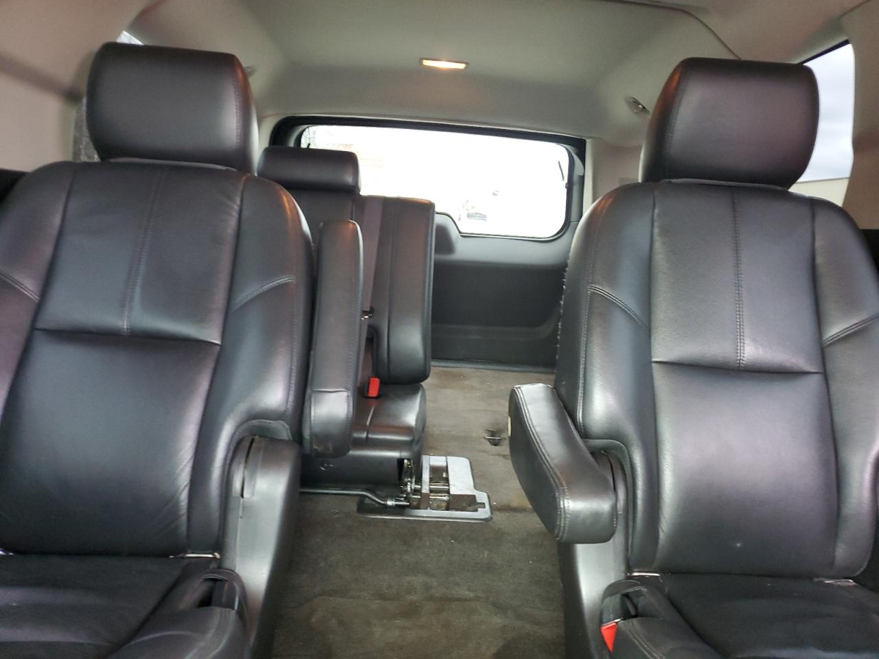 2013 Chevrolet Suburban - Image 10
