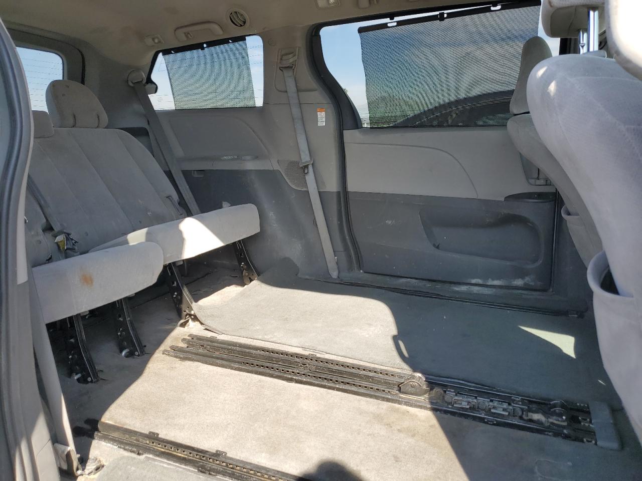 2017 Toyota Sienna - Image 11