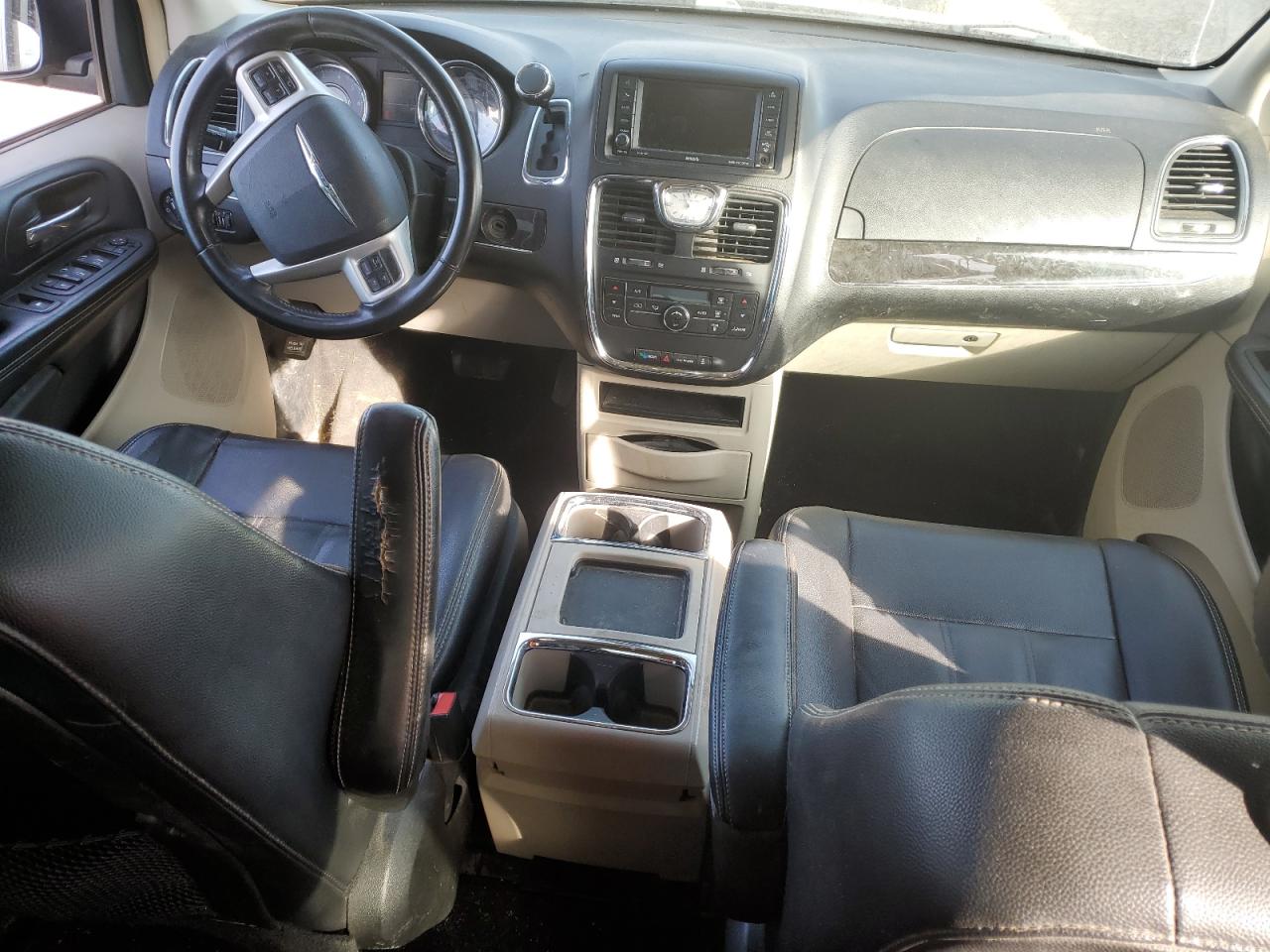 2014 Chrysler Town & Country - Image 8