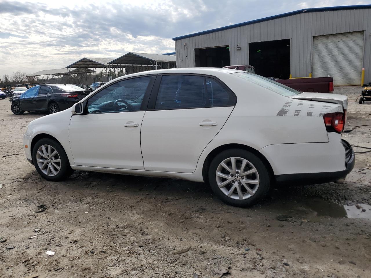 2010 Volkswagen Jetta - Image 2