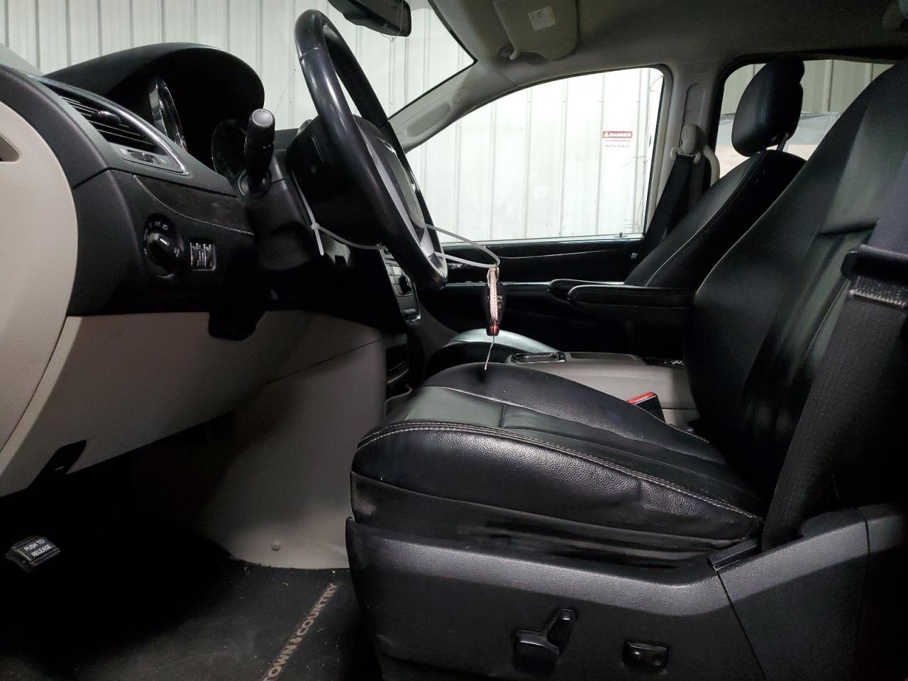 2014 Chrysler Town & Country - Image 7