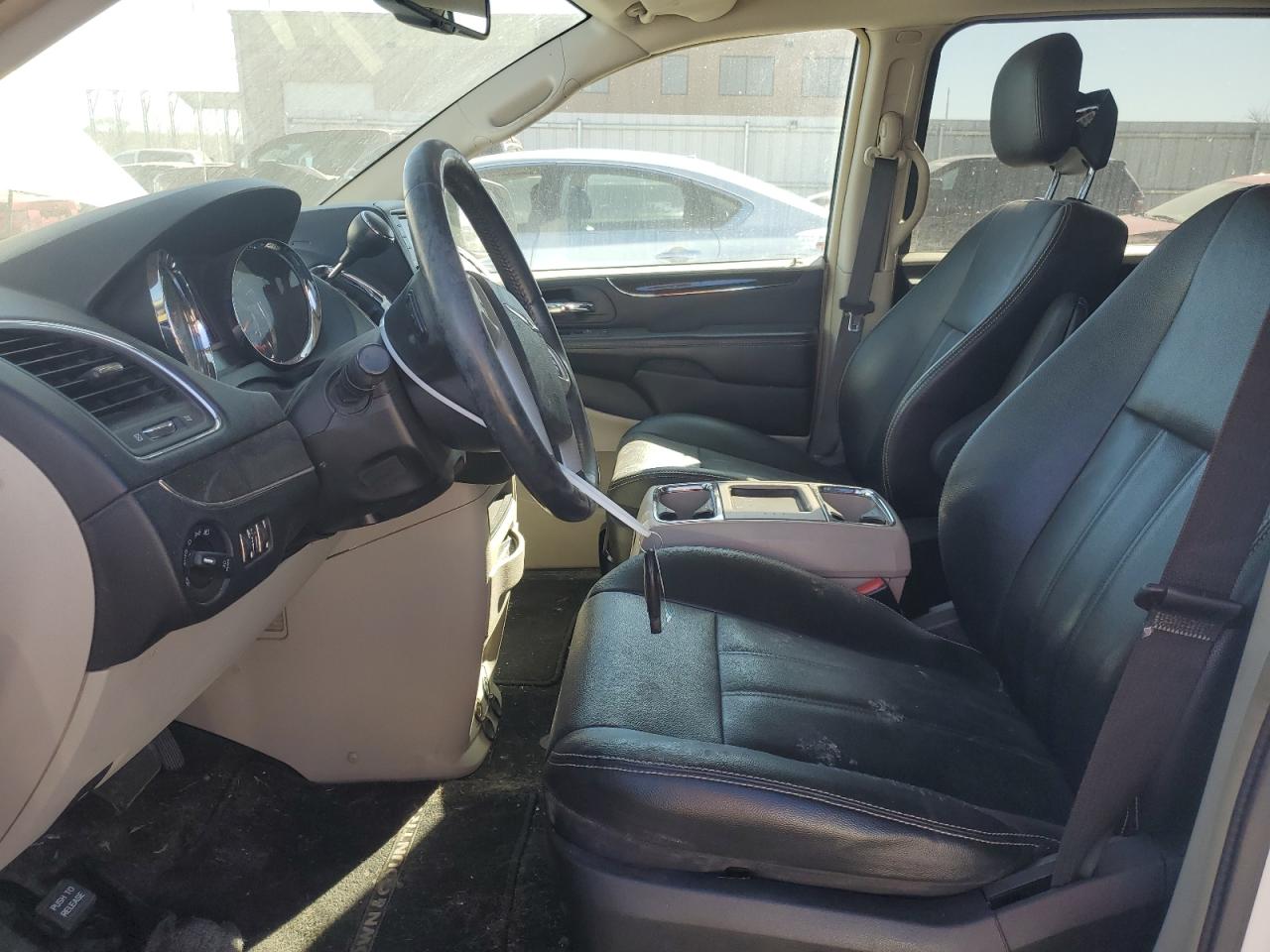 2015 Chrysler Town & Country - Image 7