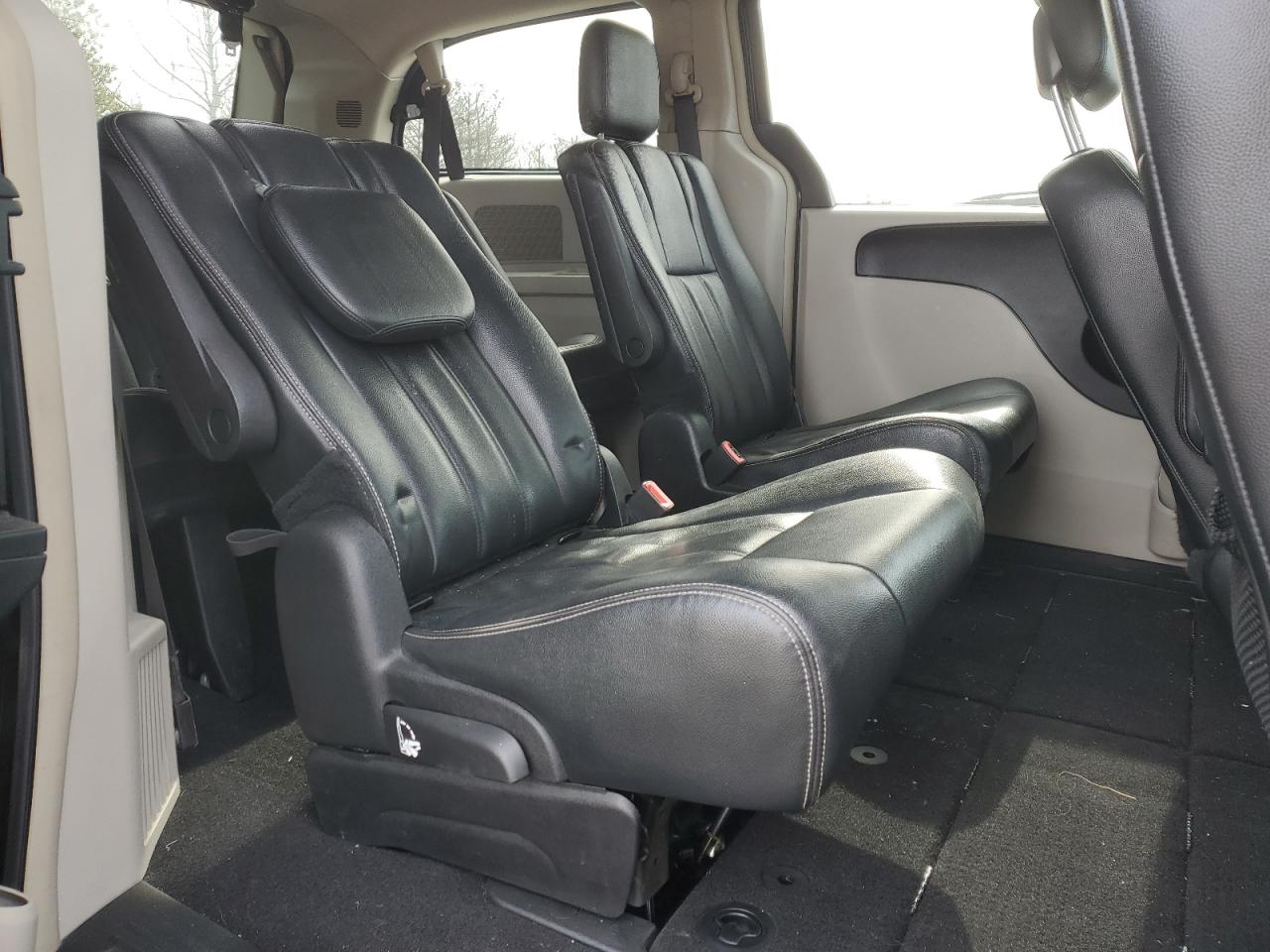 2016 Chrysler Town & Country - Image 11