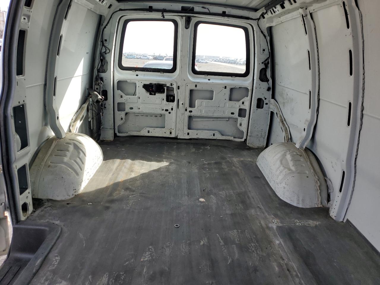 2011 Chevrolet Express - Image 10