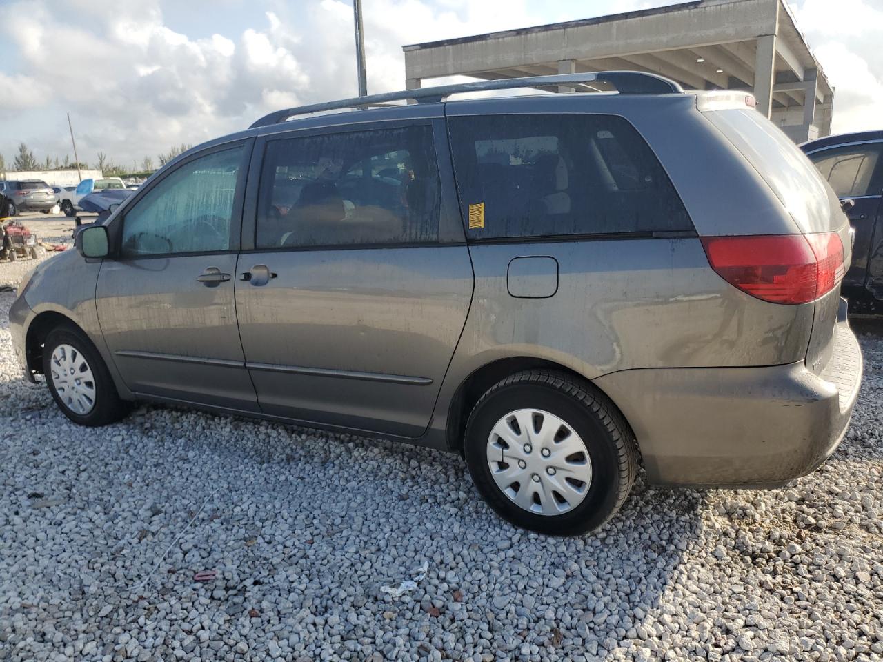 2005 Toyota Sienna - Image 2