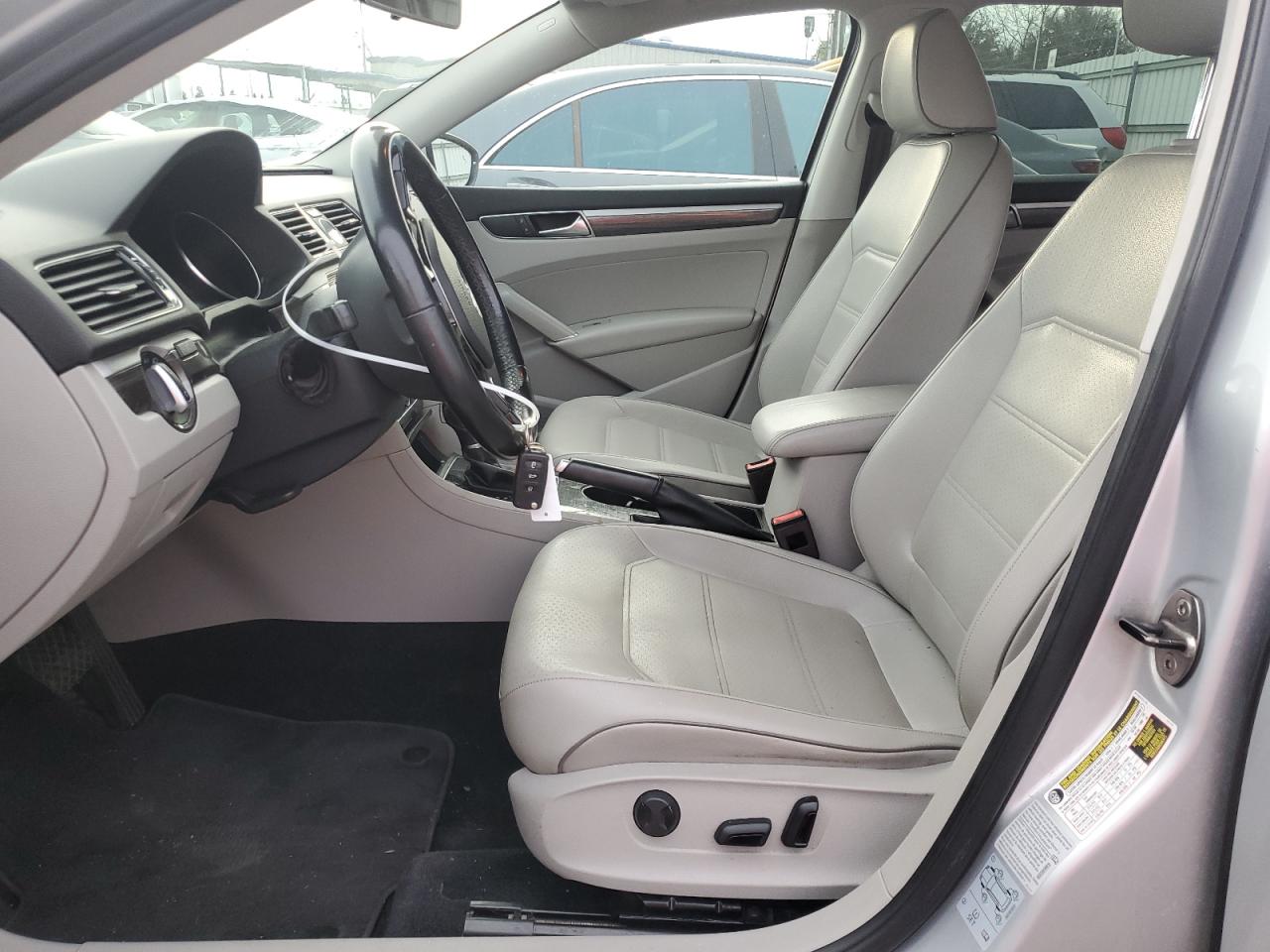 2017 Volkswagen Passat - Image 7