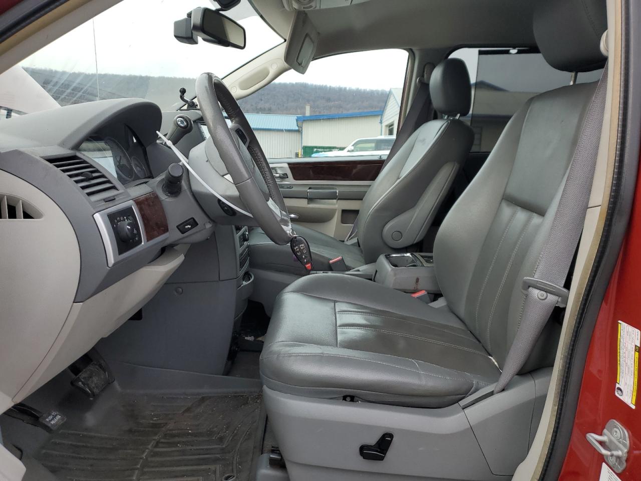 2010 Chrysler Town & Country - Image 7