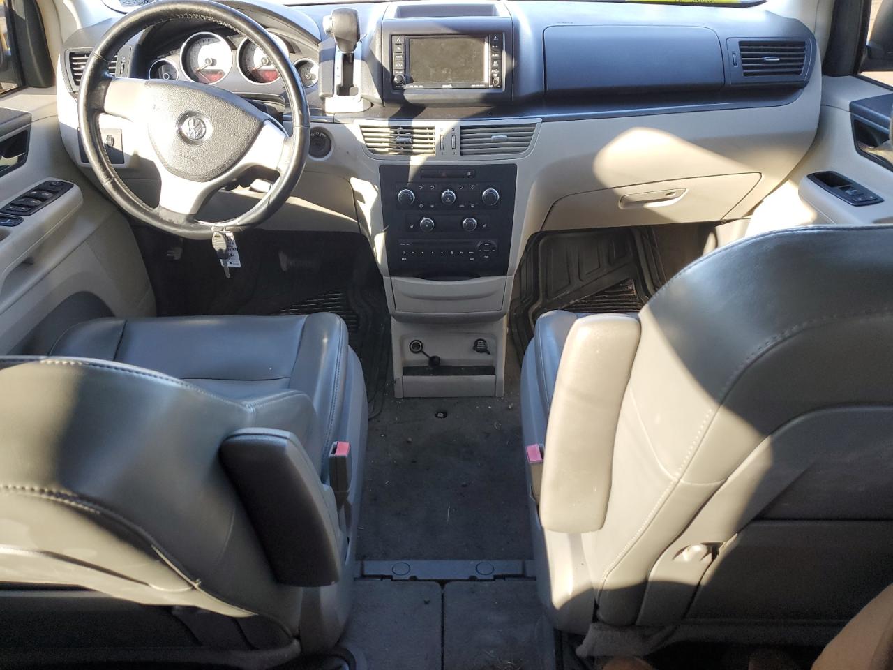 2010 Volkswagen Routan - Image 8