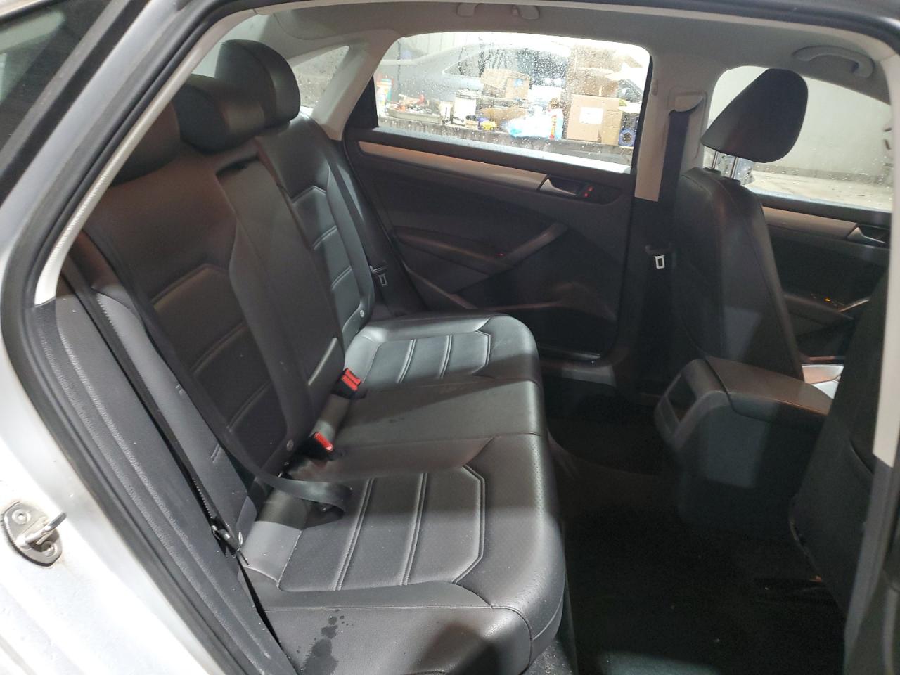 2015 Volkswagen Passat - Image 10