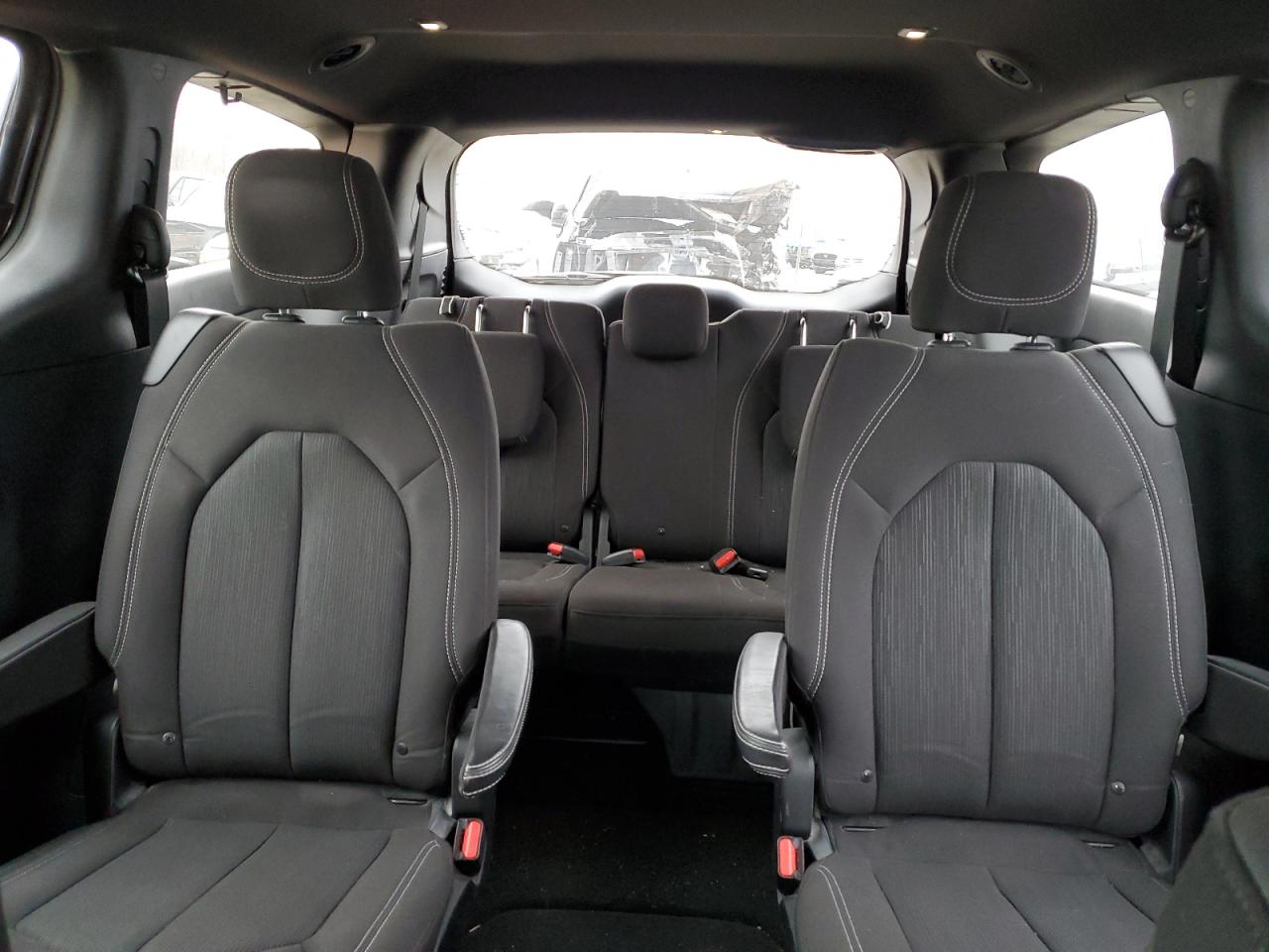 2018 Chrysler Pacifica - Image 10