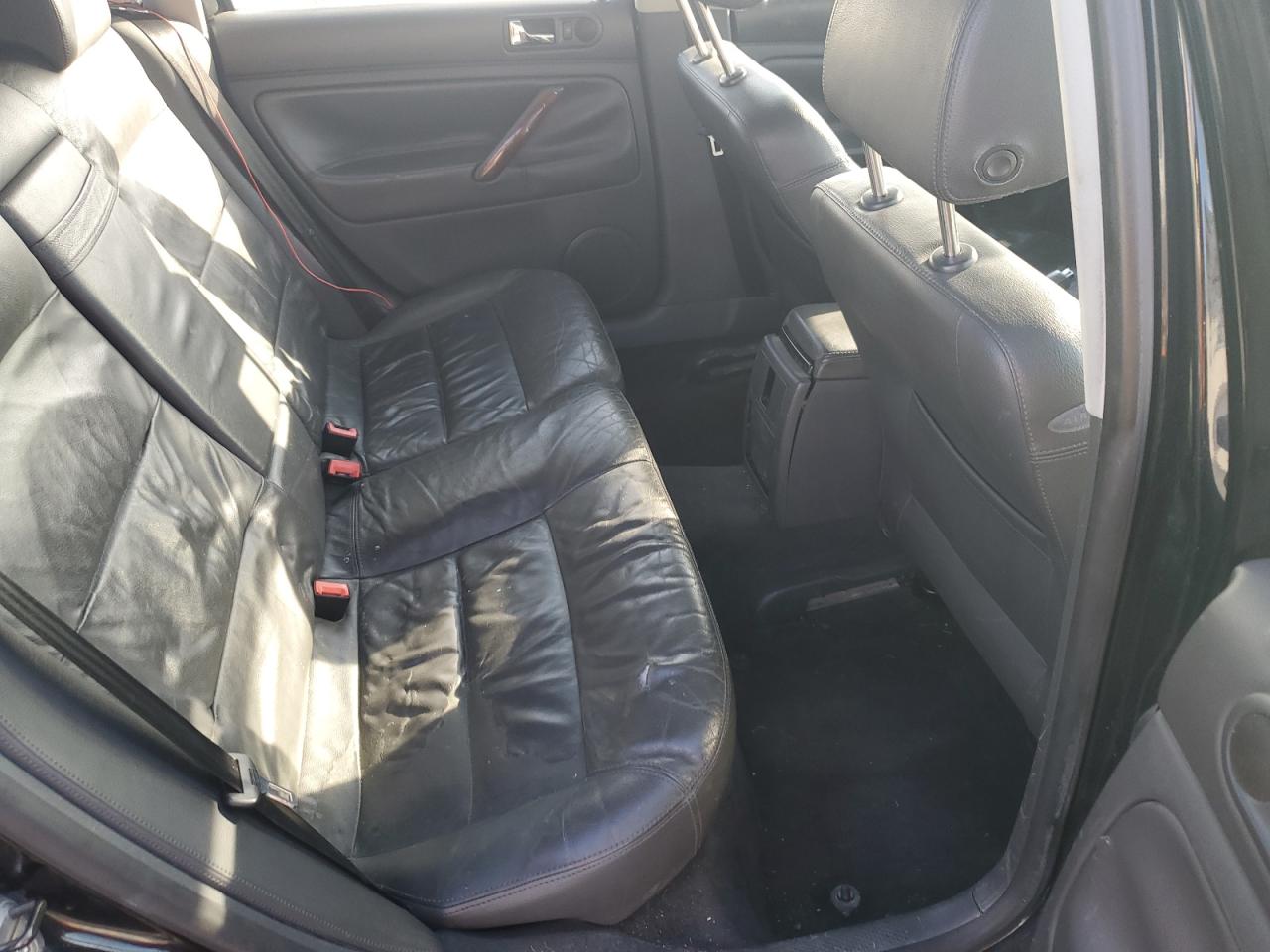 2005 Volkswagen Passat - Image 10