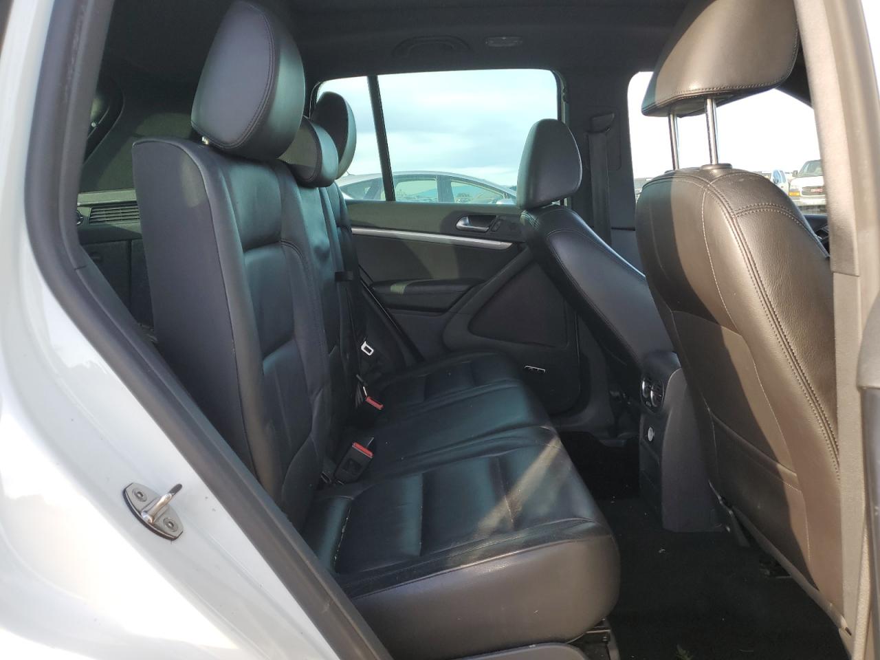 2015 Volkswagen Tiguan - Image 11