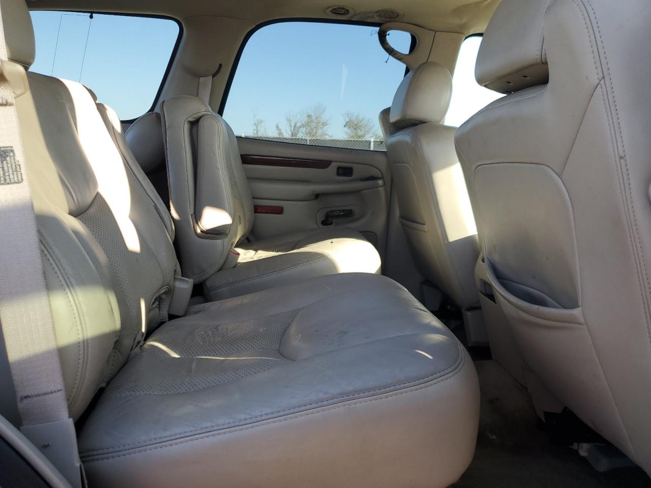 2004 Cadillac Escalade - Image 11