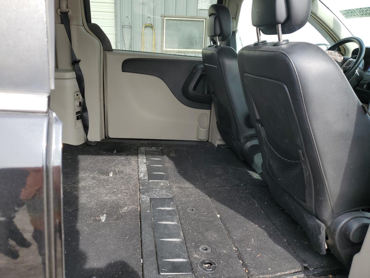 2015 Chrysler Town & Country - Image 12