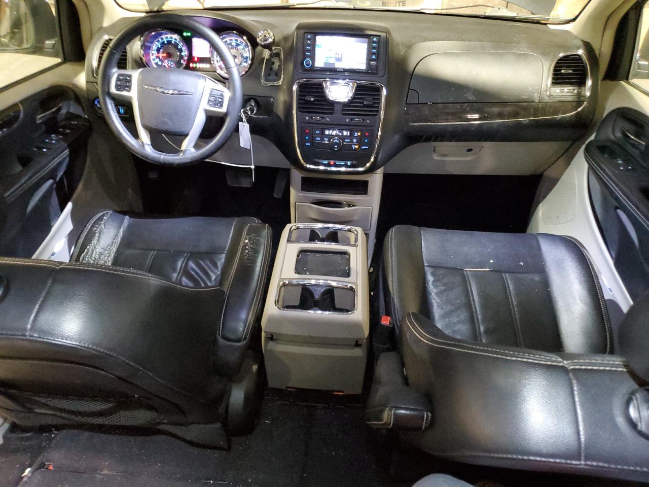 2014 Chrysler Town & Country - Image 8