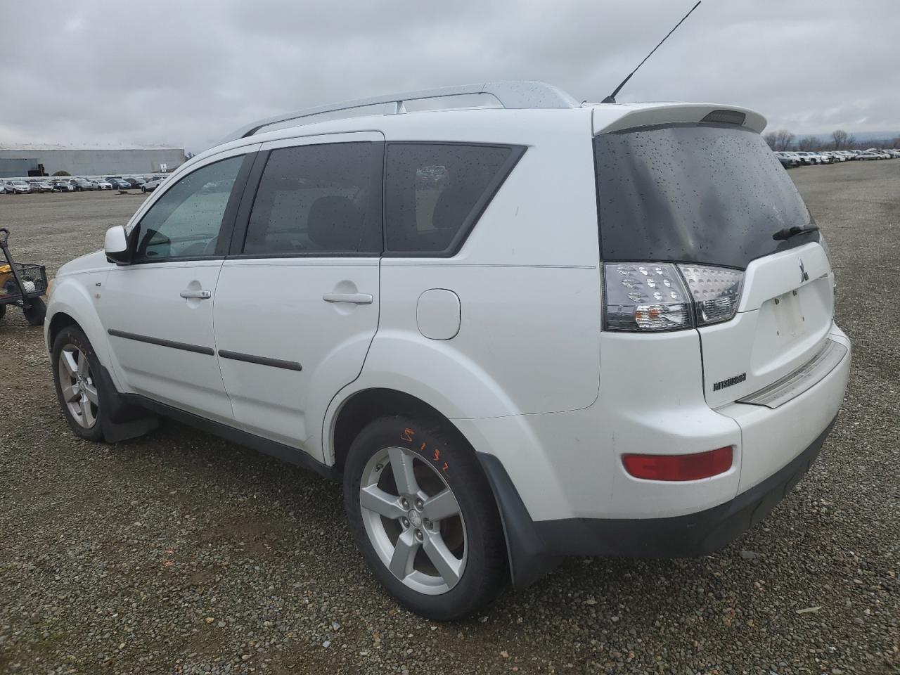 2008 Mitsubishi Outlander - Image 2