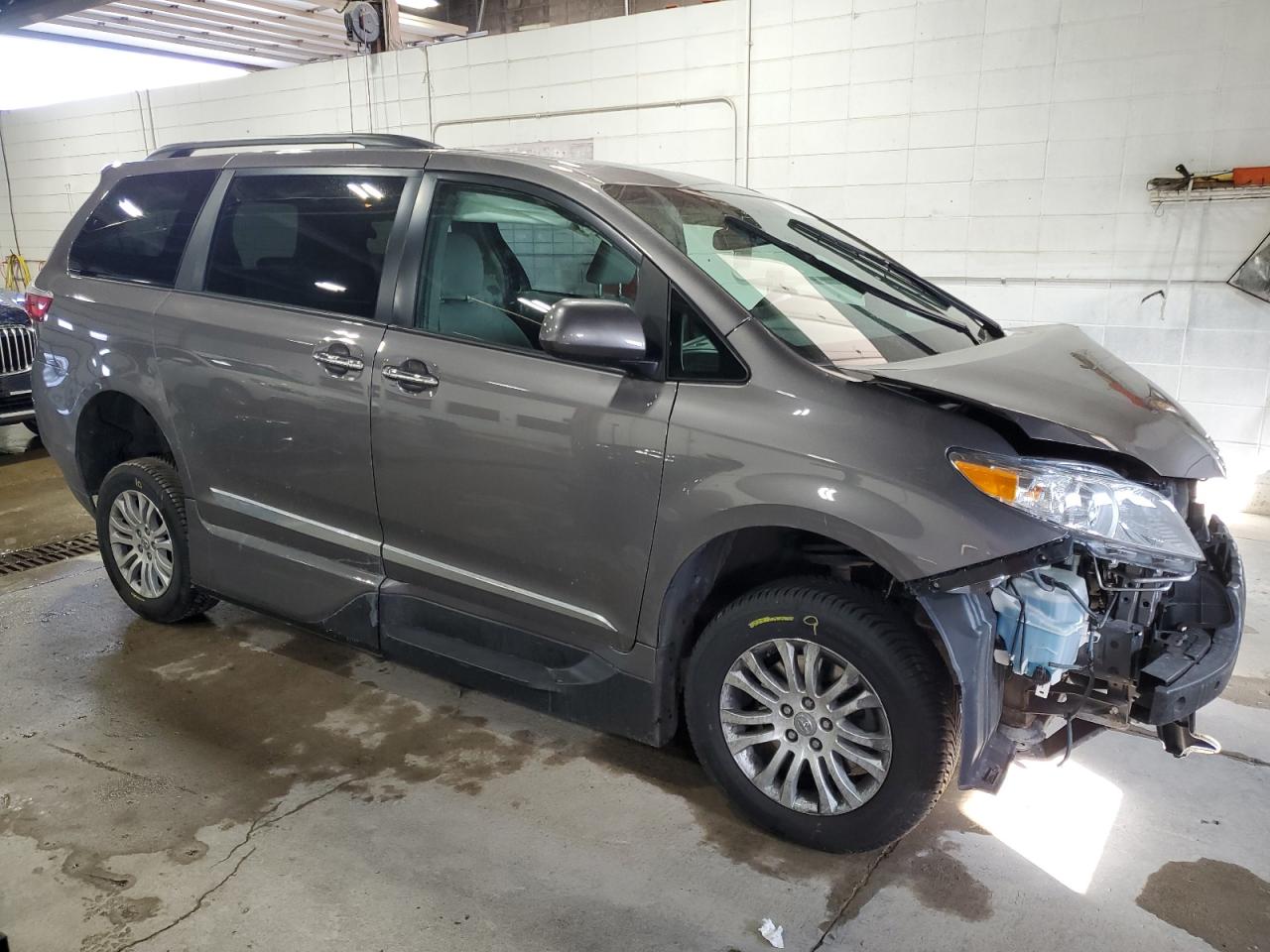 2017 Toyota Sienna - Image 4