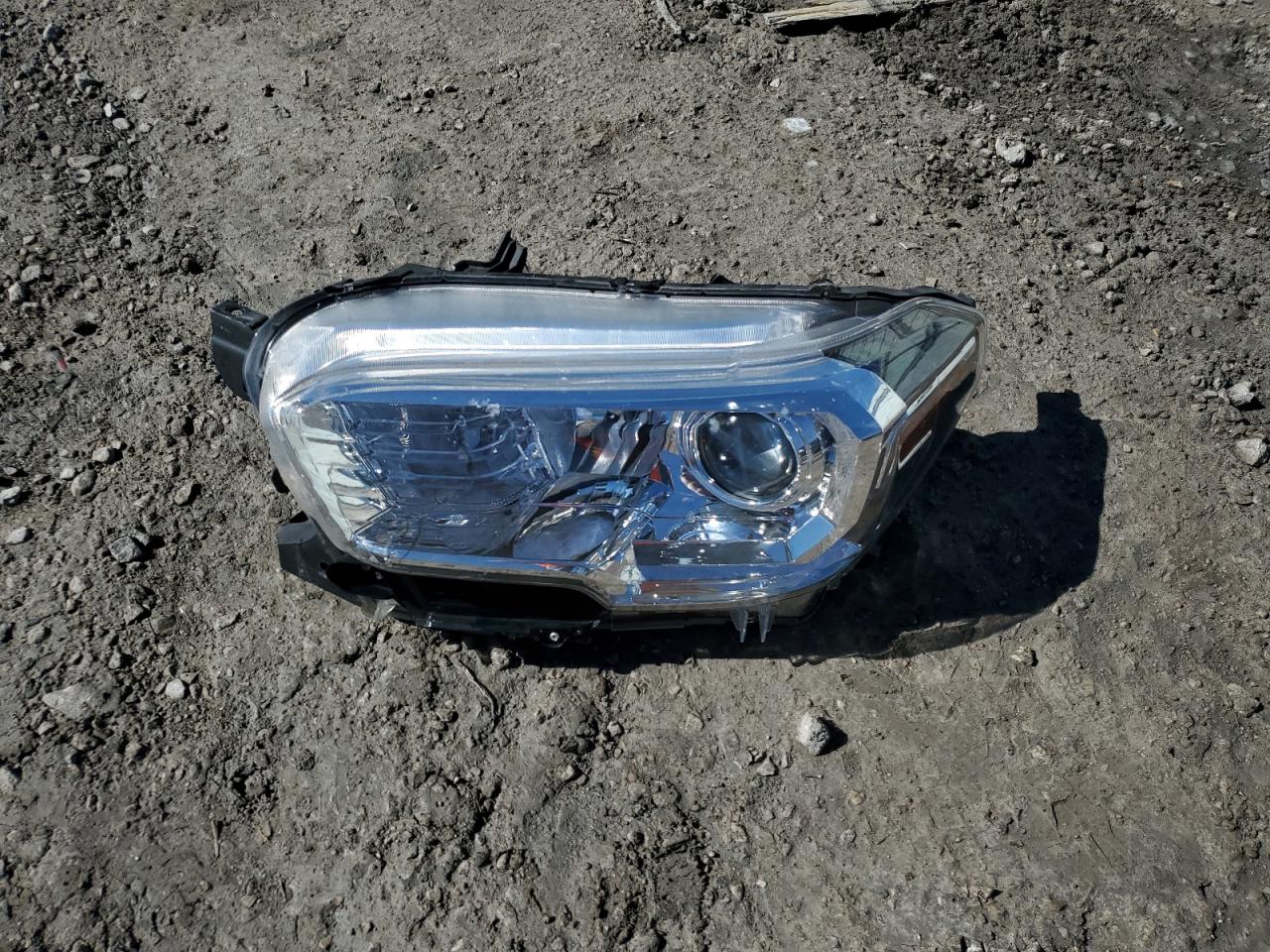 2016 Toyota Tacoma - Image 12