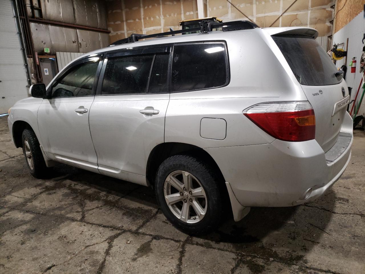2010 Toyota Highlander - Image 2
