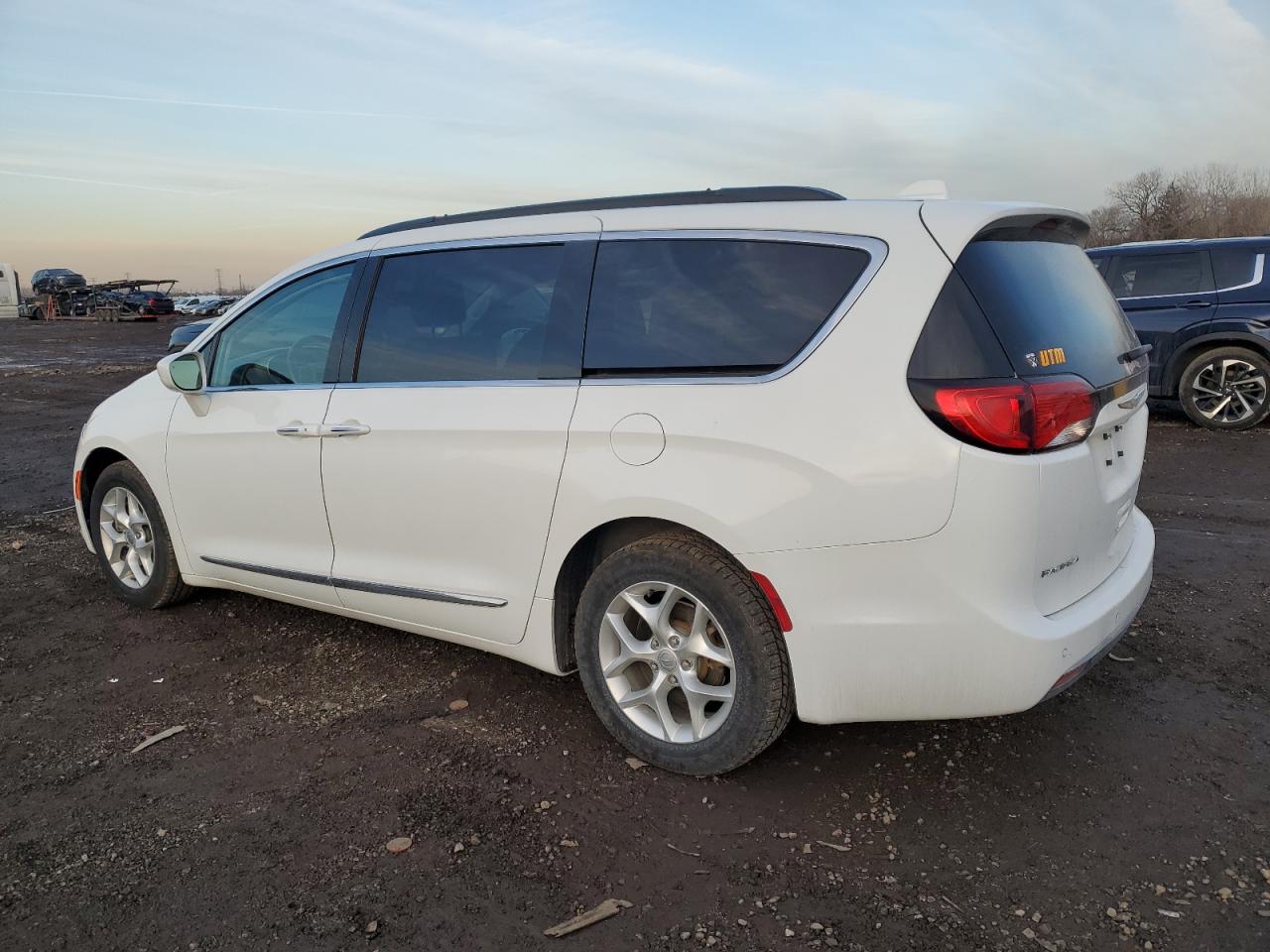 2017 Chrysler Pacifica - Image 2