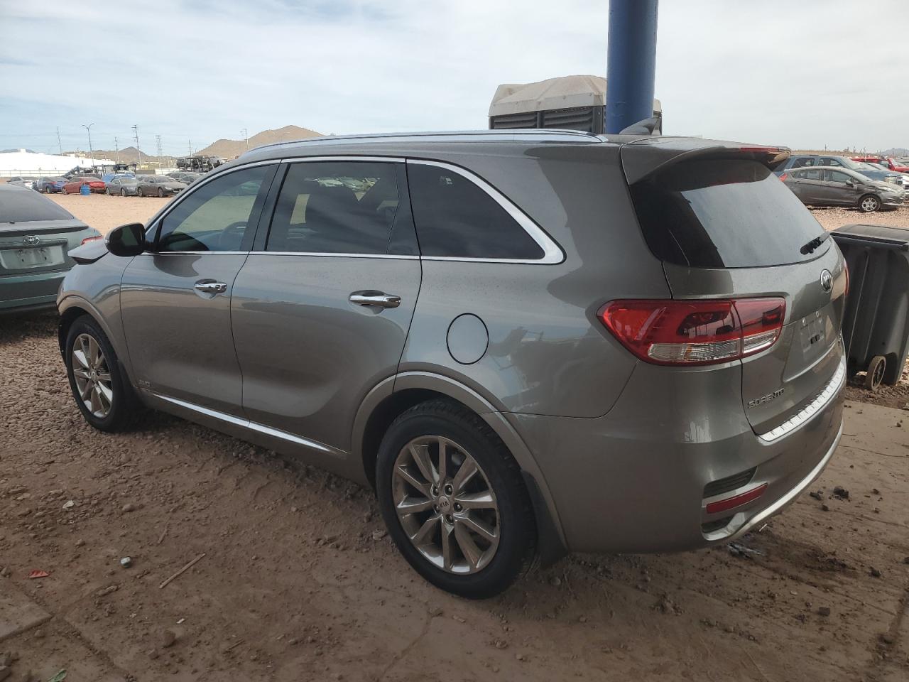 2016 Kia Sorento - Image 2