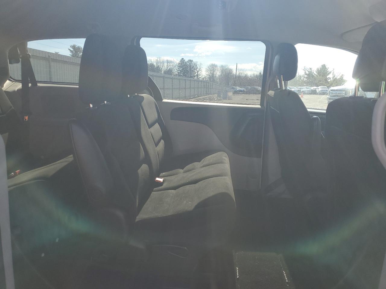 2018 Dodge Caravan - Image 11