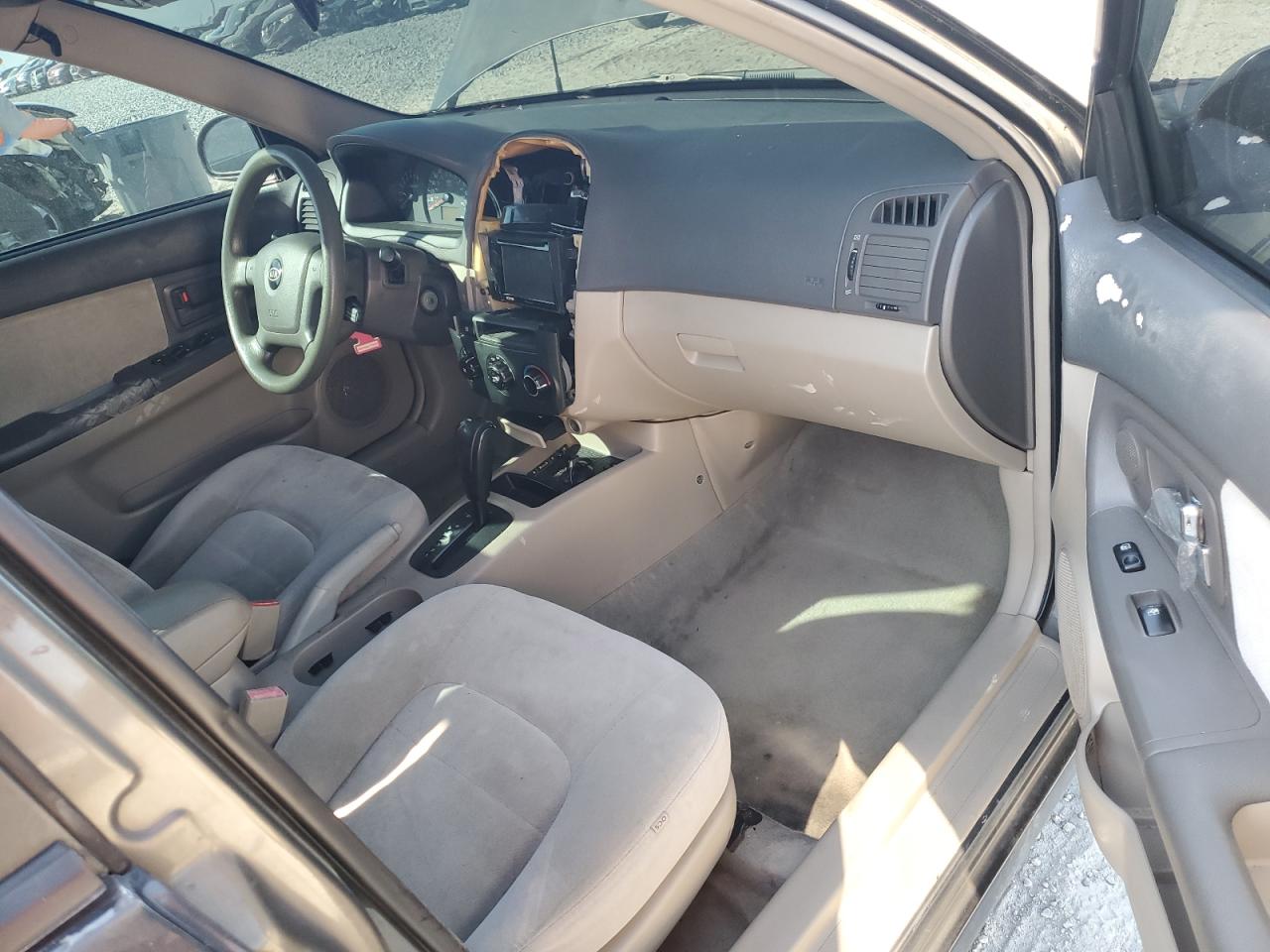 2004 Kia Spectra - Image 8