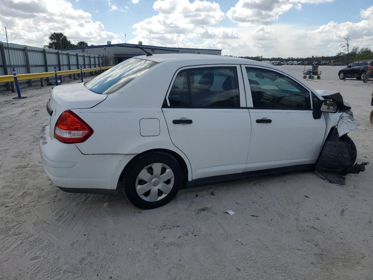 2009 Nissan Versa - Image 3