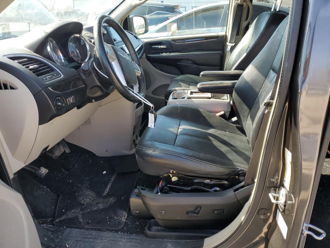 2016 Chrysler Town & Country - Image 7