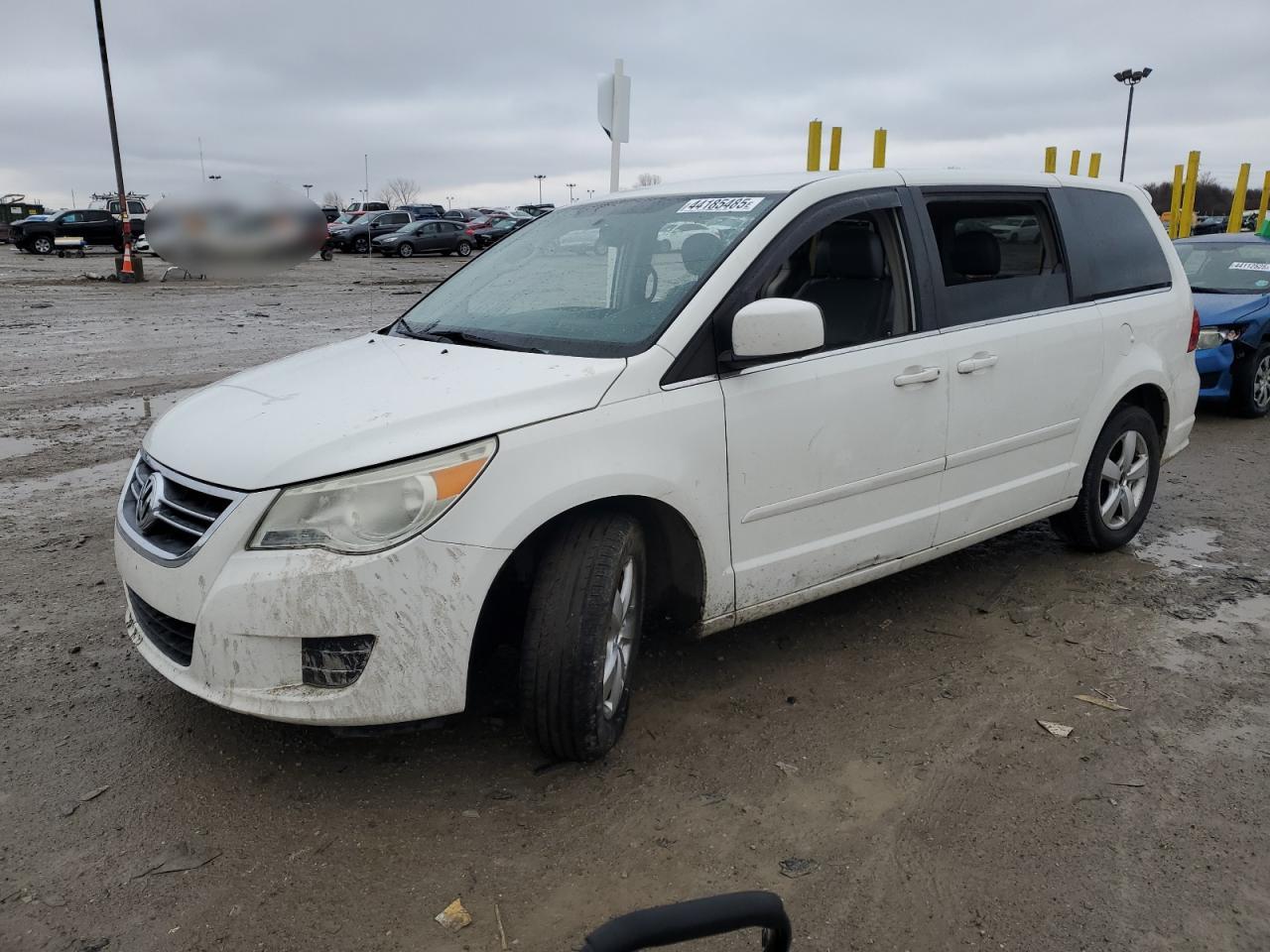 2010 Volkswagen Routan - Image 1
