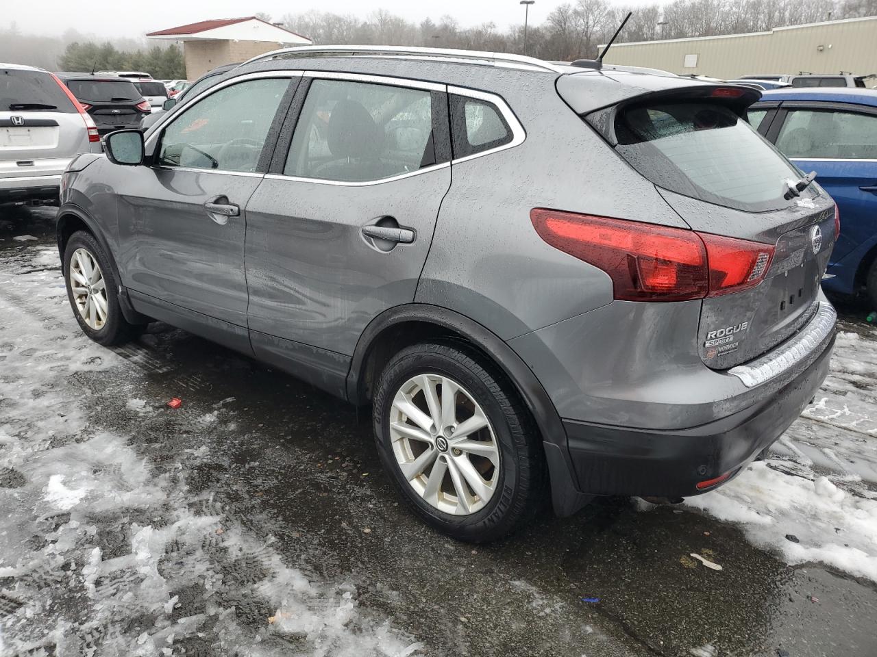 2019 Nissan Rogue - Image 2