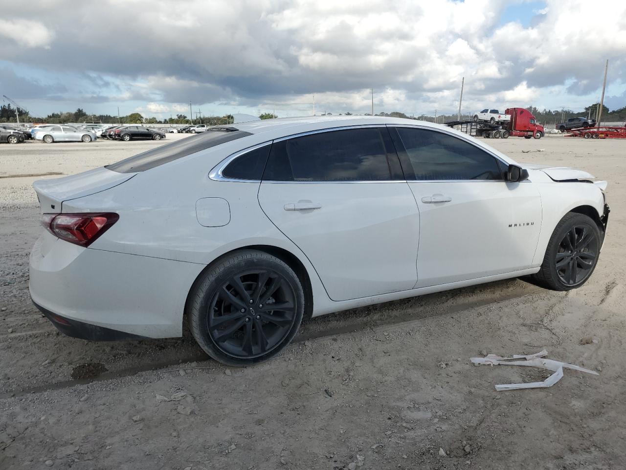 2022 Chevrolet Malibu - Image 3