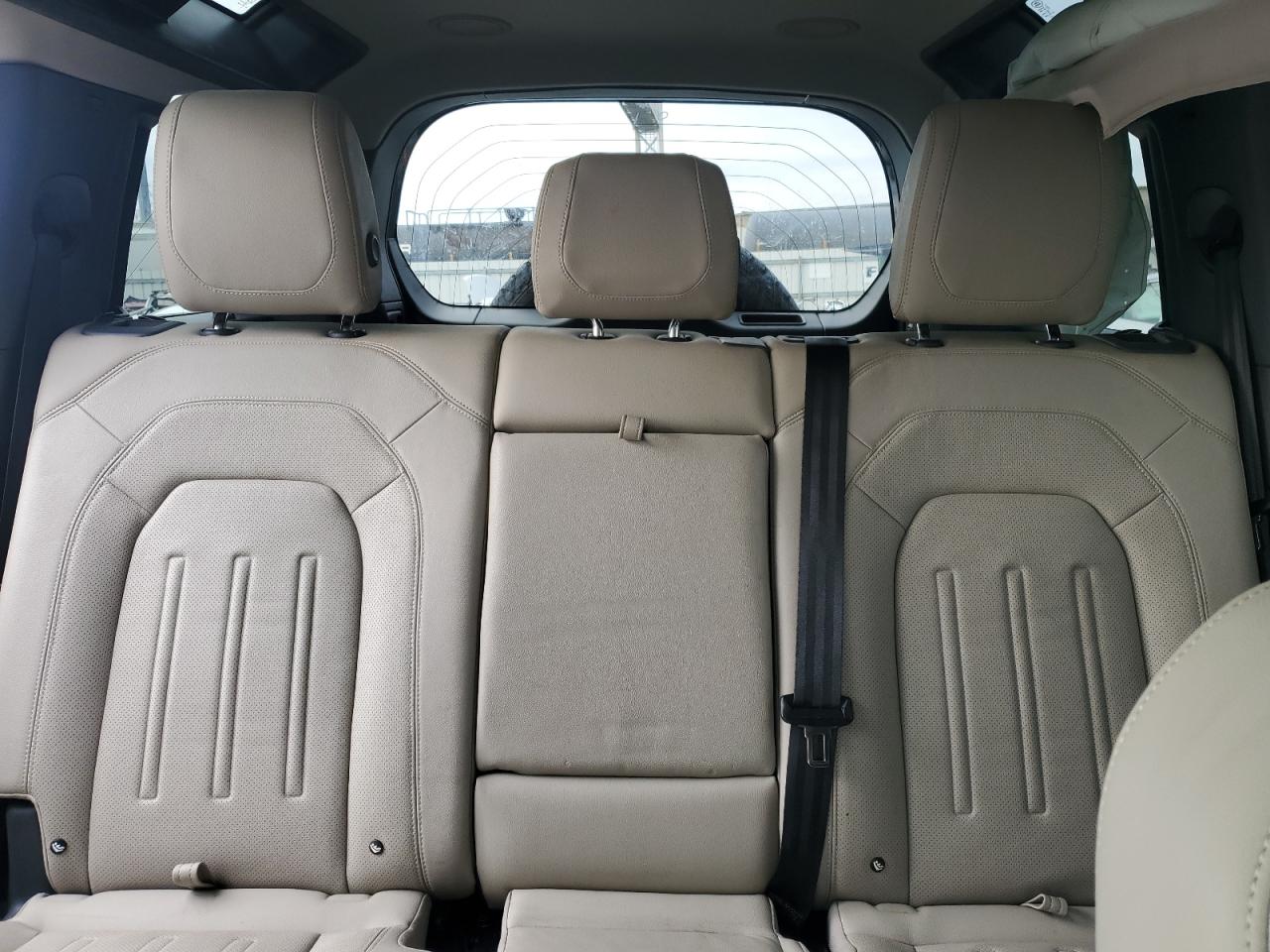 2022 Land Rover Defender - Image 10