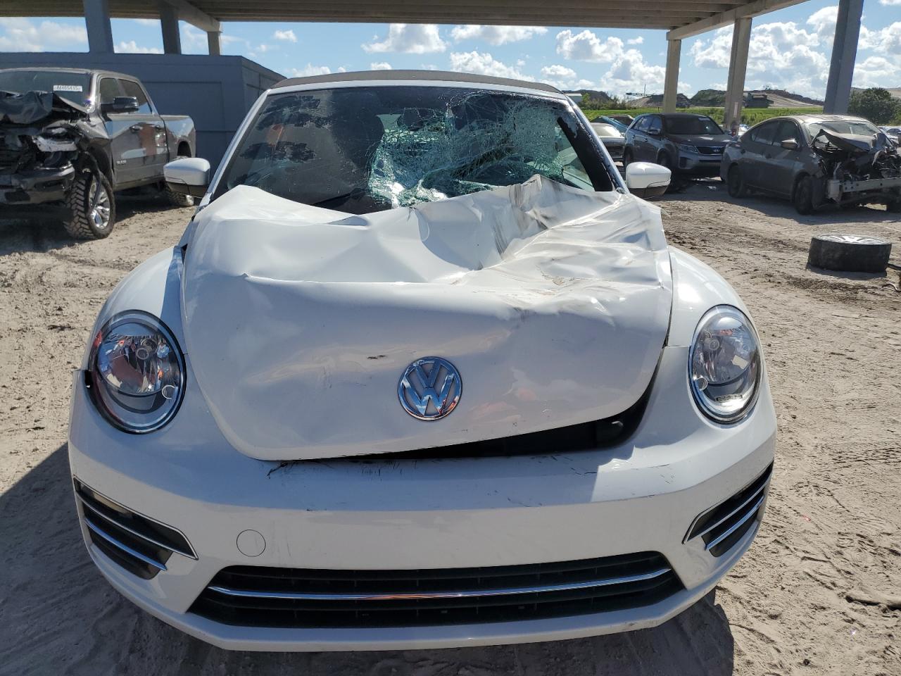 2019 Volkswagen Beetle - Image 5