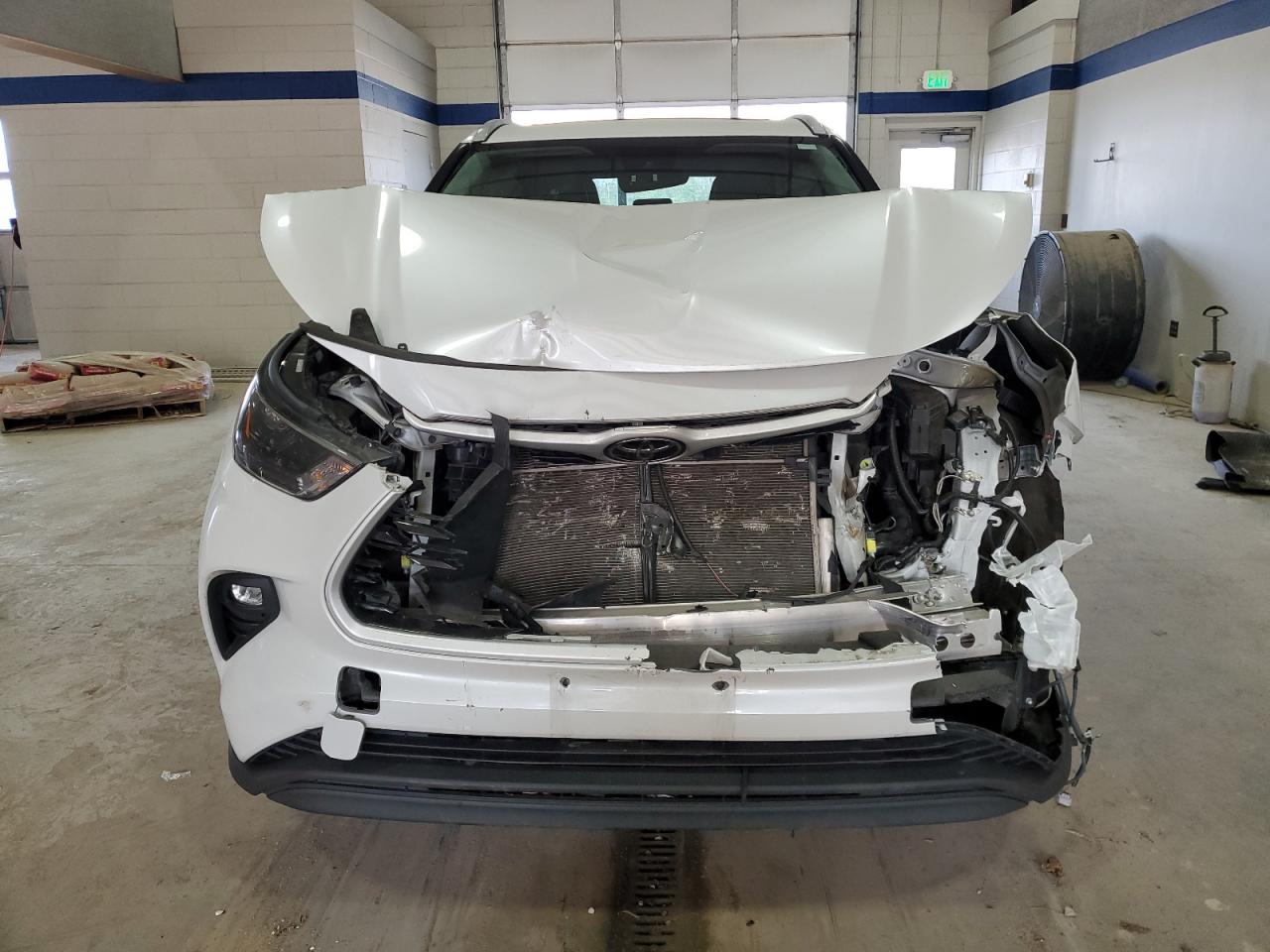 2022 Toyota Highlander - Image 5