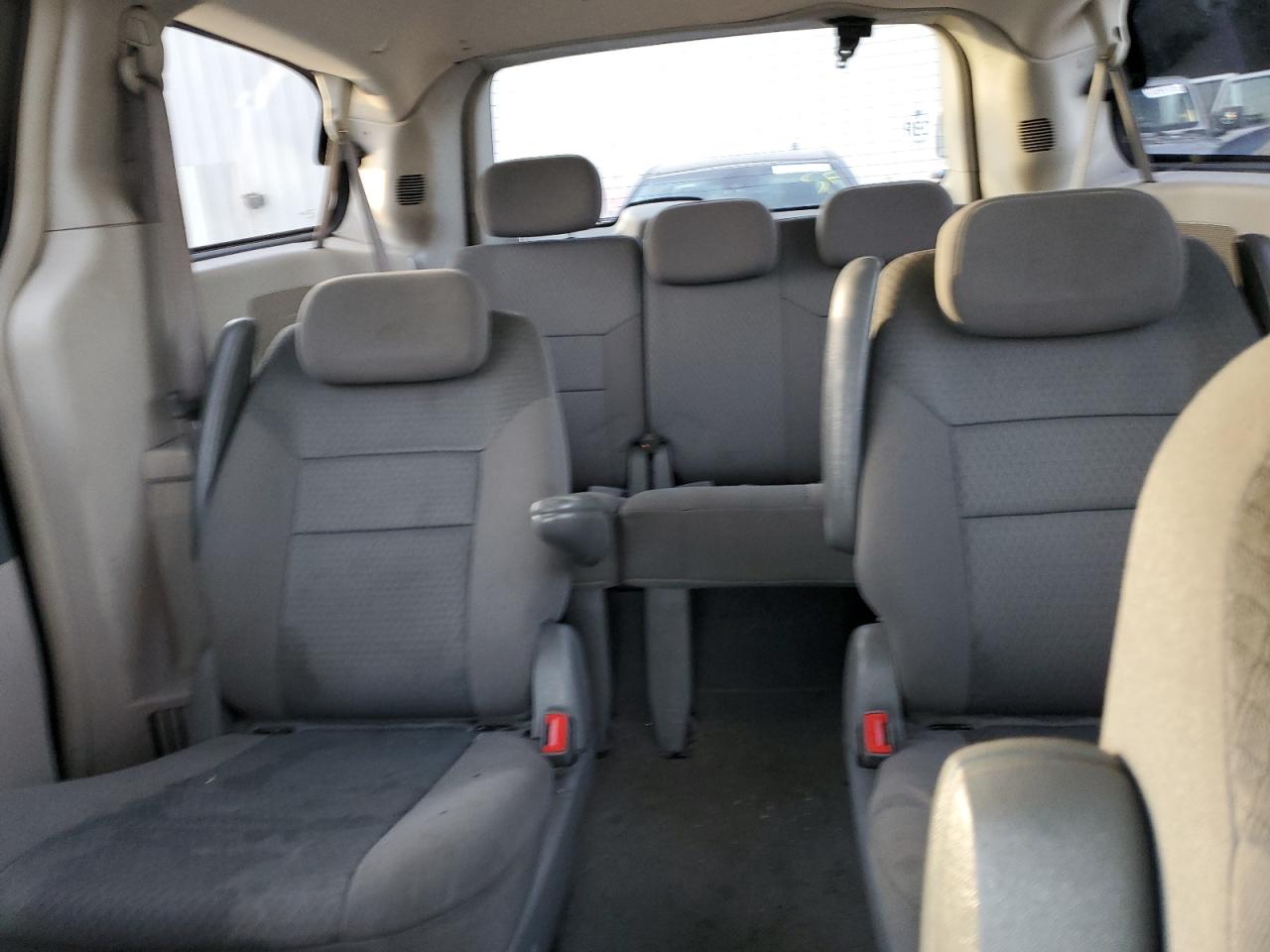 2010 Chrysler Town & Country - Image 10