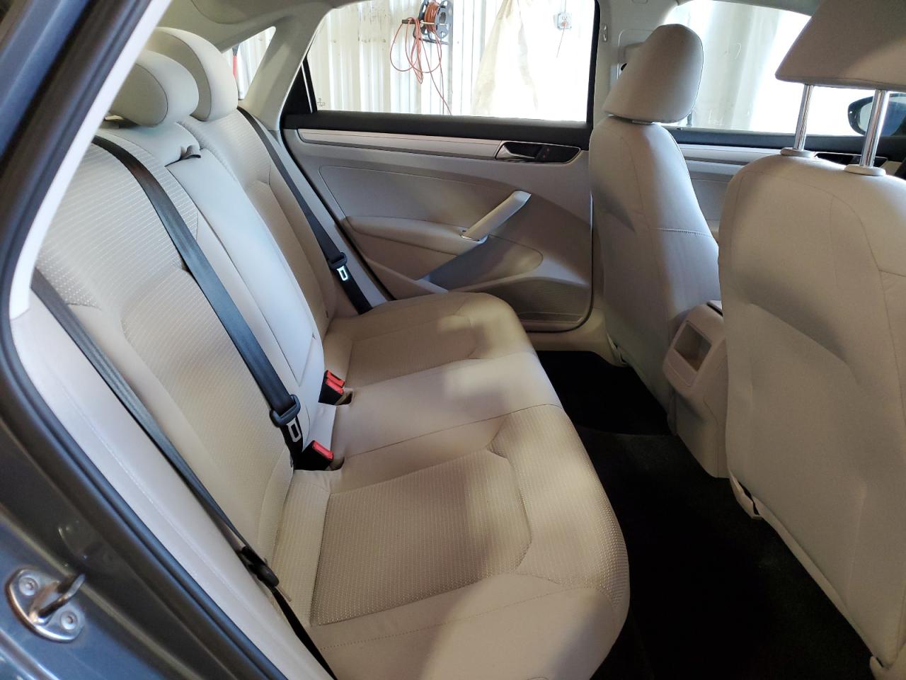 2017 Volkswagen Passat - Image 10