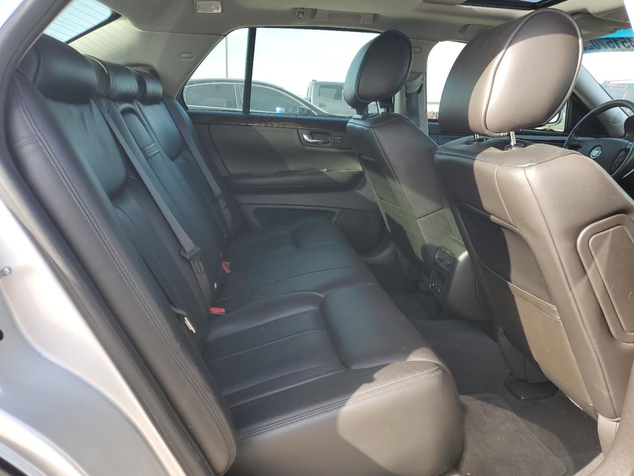 2010 Cadillac DTS - Image 10